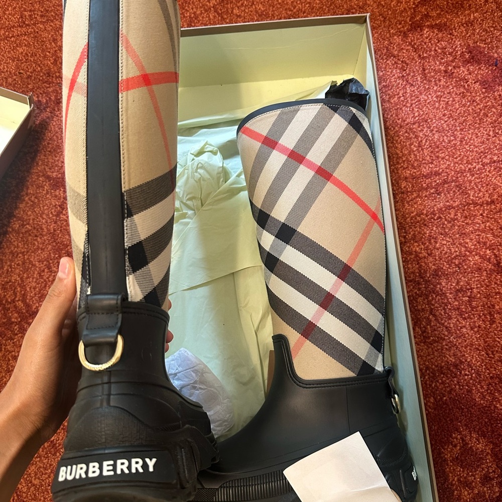 Burberry Checkered Black and Beige Boots - Picture 2 of 7